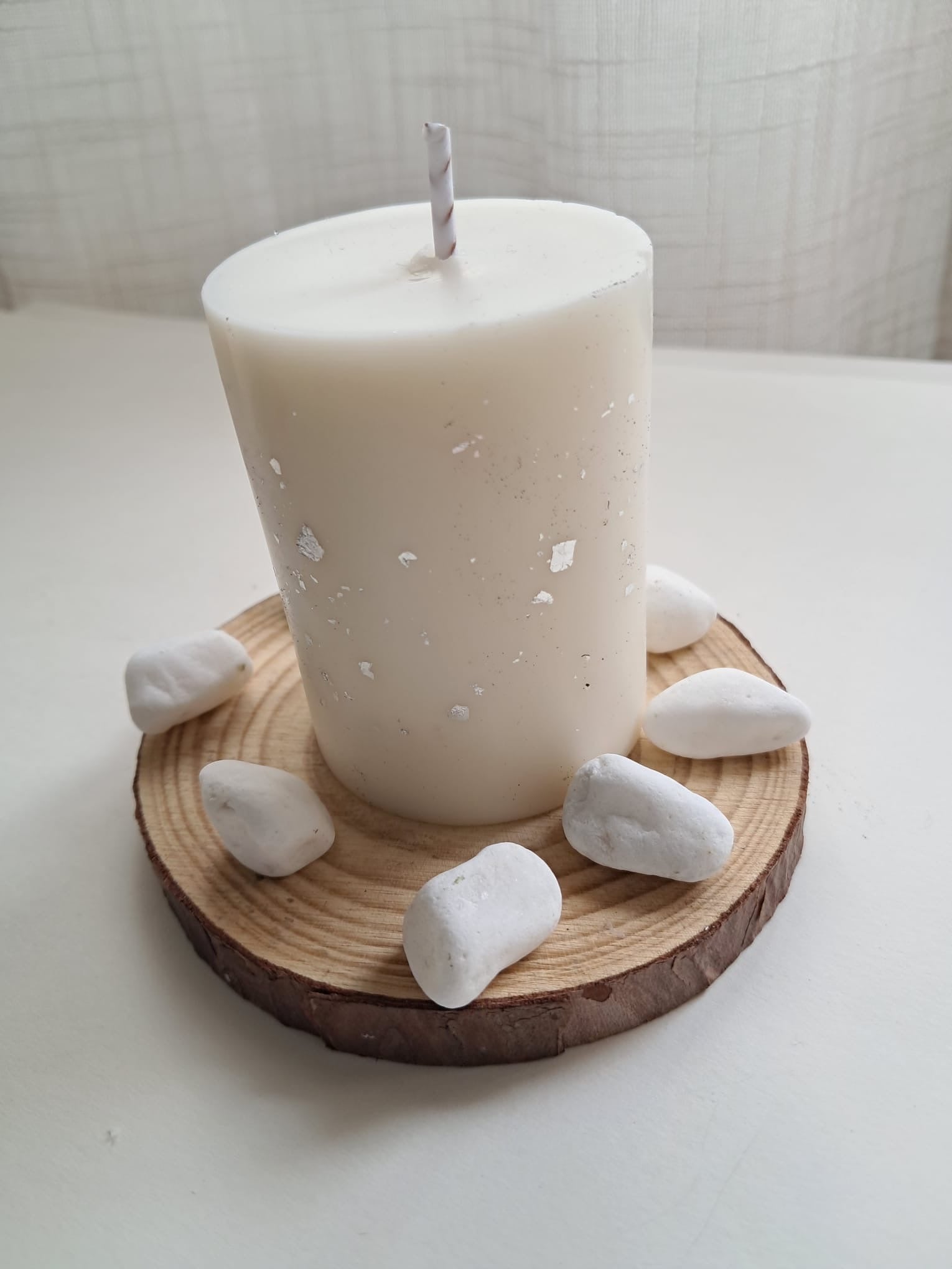 VELA DE PILAR CON DESTELLOS DE PLATA